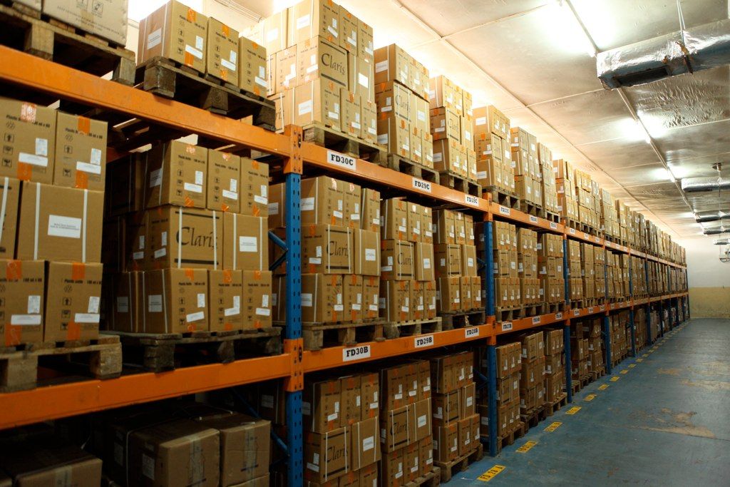 WAREHOUSE adalah jantung logistik modern. Panduan lengkap fungsi, jenis, layout, teknologi, KPI, hingga roadmap implementasi gudang efisien.