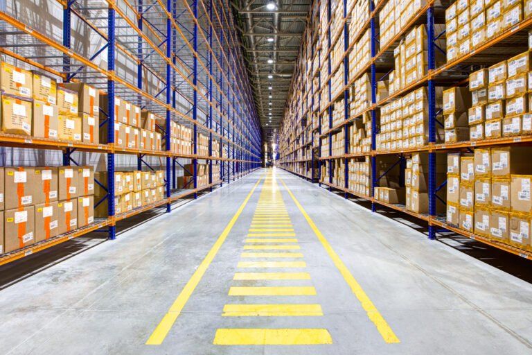 WAREHOUSE adalah jantung logistik modern. Panduan lengkap fungsi, jenis, layout, teknologi, KPI, hingga roadmap implementasi gudang efisien.
